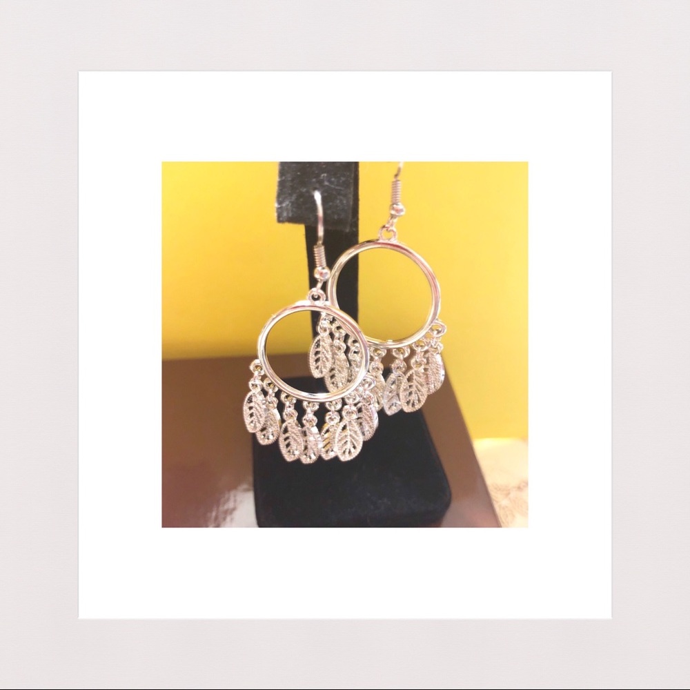 🔴 3 for $25 | Hoop w/ Hanging Leaves Earrings